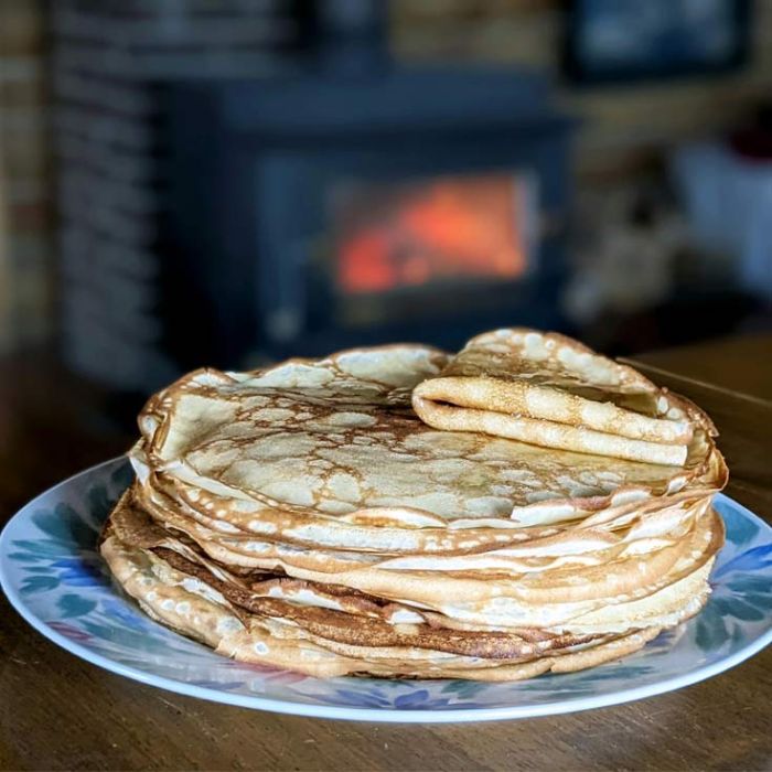 Poêle crêpe en fonte Pg hêtre + Spatule inox coudée