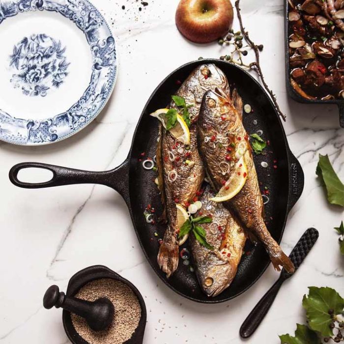Poêle de cuisine en fonte spéciale poisson + manchon cuir