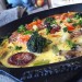 Omelette aux légumes dans poele fonte