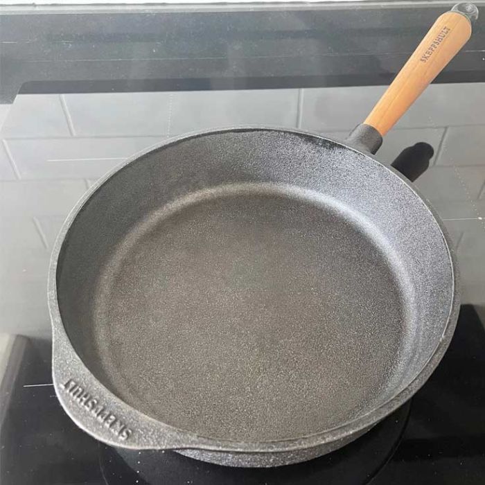 Poele sauteuse en fonte Ø 24 cm - poignée Noyer main product photo