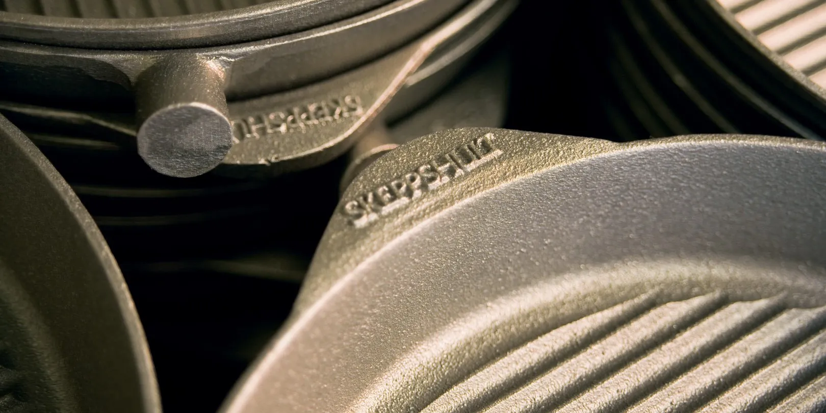 Le nom Skeppshult moulé dans la poignée de poêles grill empilées